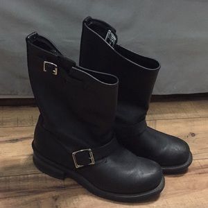 Black heritage leather FRYE 8R engineer boots.